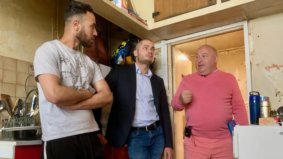 Quand les squatteurs s’invitent, le propriétaire riposte… en emménageant avec eux !