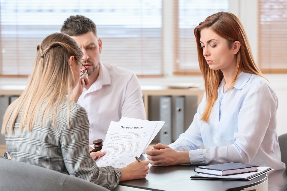 Peut-on déshériter un enfant d’un premier mariage ? Cas particuliers et conditions.