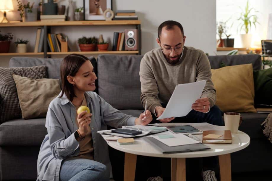 Montant du RSA 2025 : combien touche une personne seule avec un enfant ?
