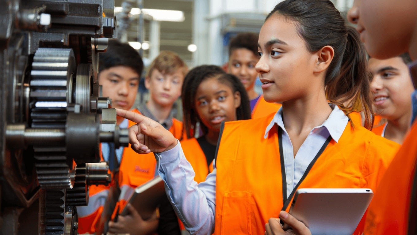 Semaine de l’industrie 2025 : pourquoi ouvrir votre entreprise aux plus jeunes ?