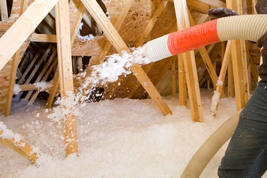 Comment choisir l'isolation par soufflage adaptée à votre maison?