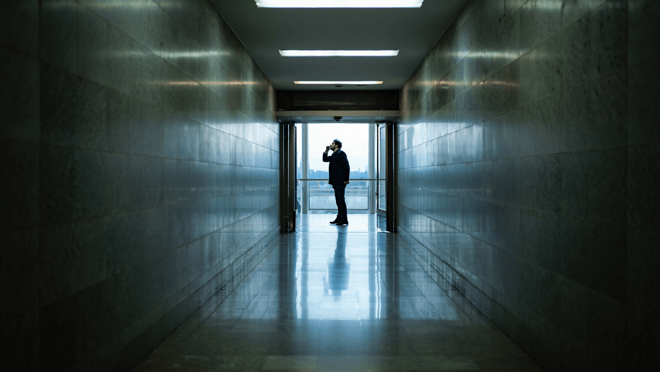 Pourquoi un couloir résonne-t-il autant ? Causes et solutions