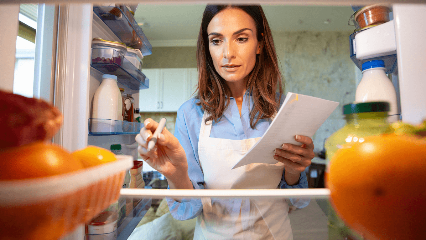 « Faire ses courses à l’envers » : vider son
frigo avant d’aller au supermarché promet des économies allant
jusqu’à 700 euros par an selon cette experte
