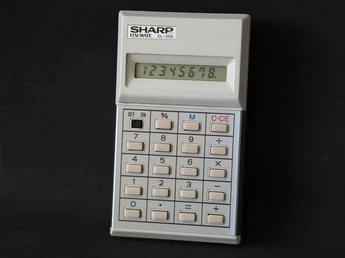 Calculatrice et papiers de prêt sur un bureau lumineux