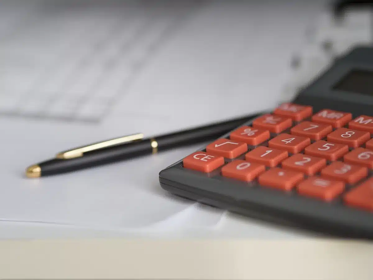 Table de bureau en plein jour avec calculatrice et documents de prêt