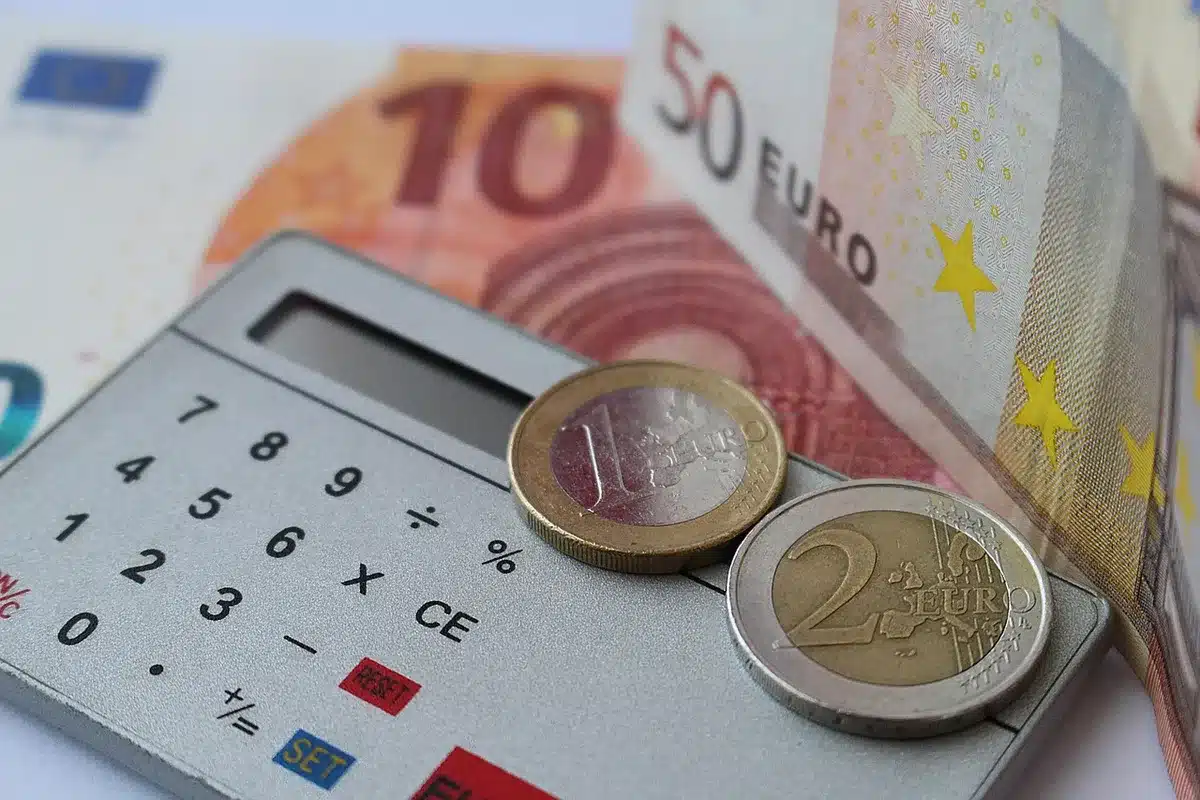 Documents de revenus et calculatrice sur une table