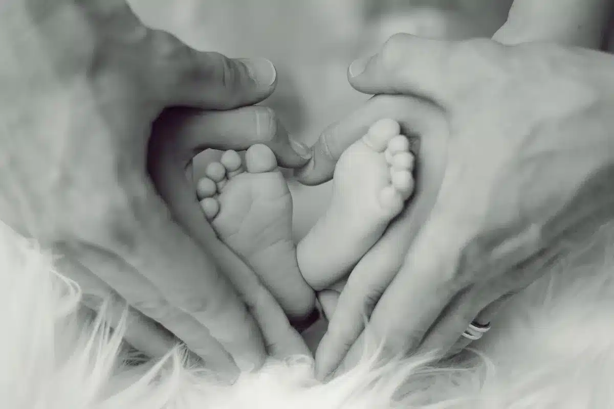 Parents tenant un nouveau‑né à la maison (silhouettes)
