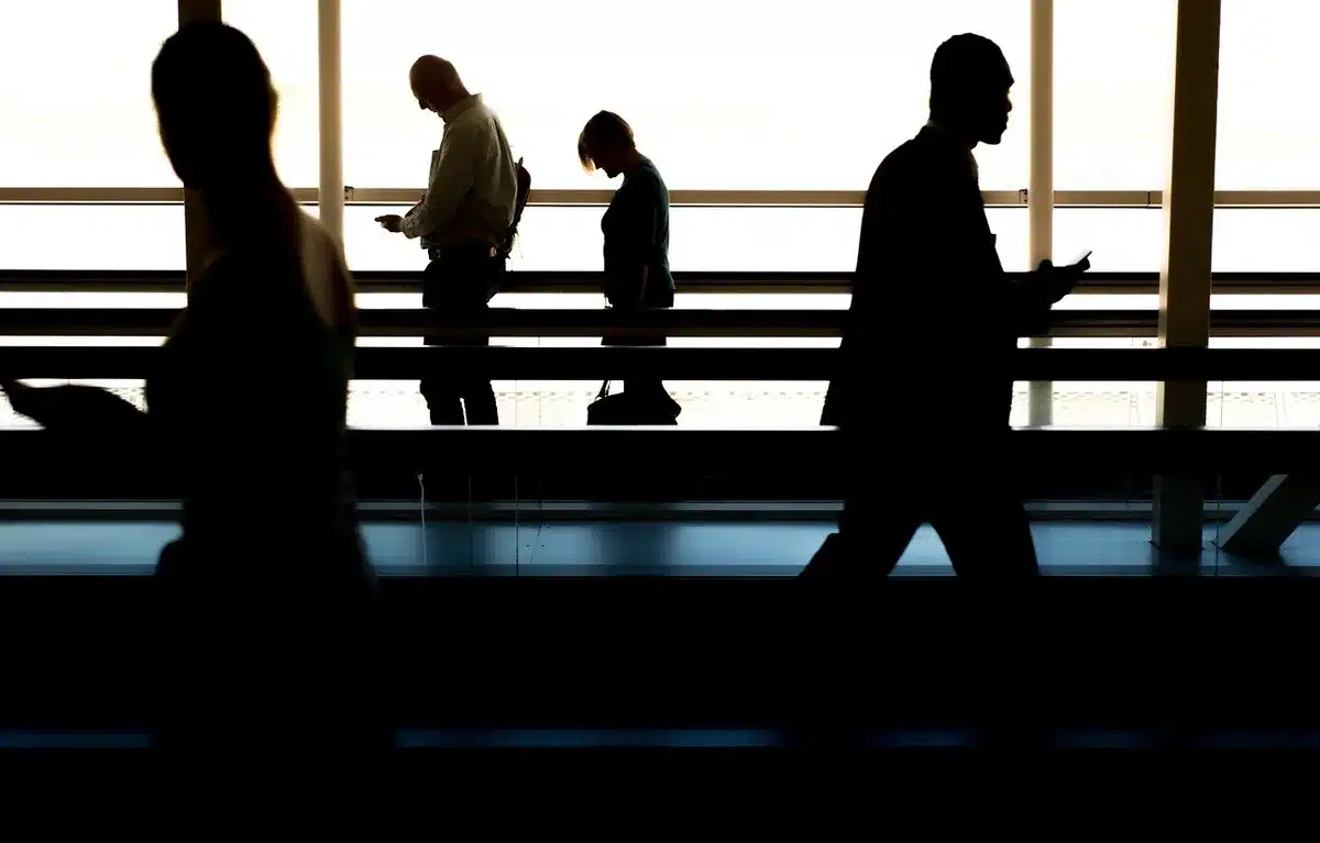 Portillon de piscine résidentielle escaladé avec silhouettes floues en arrière-plan