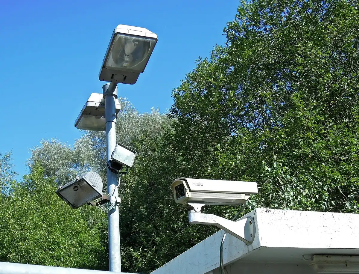 Caméra de surveillance pointée vers l'accès d'une piscine privée