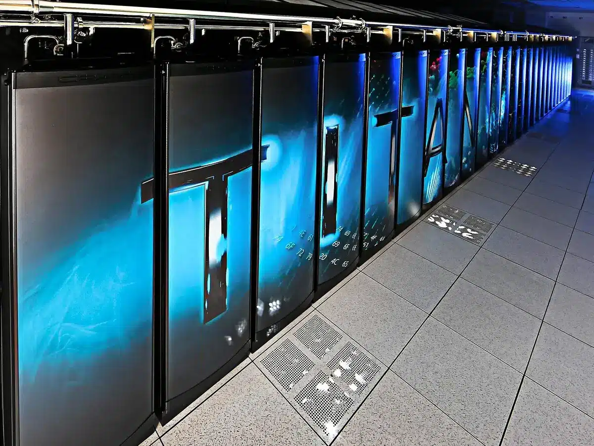 Rangs de serveurs et GPU dans un datacenter en construction