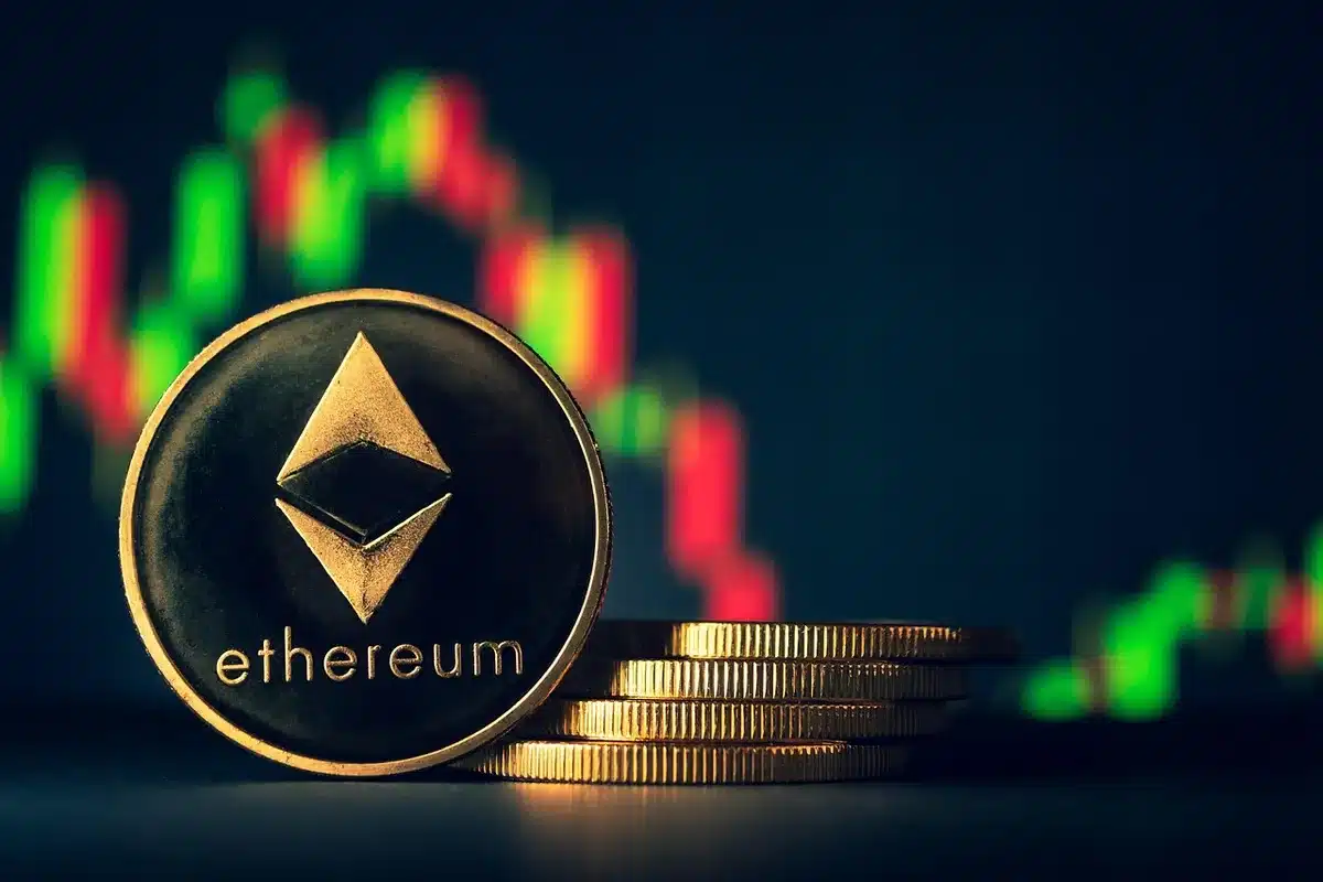 Écrans financiers montrant indices et graphiques, traders en arrière‑plan flous