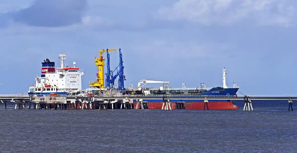 Deux supertankers au large effectuant un transfert navire à navire