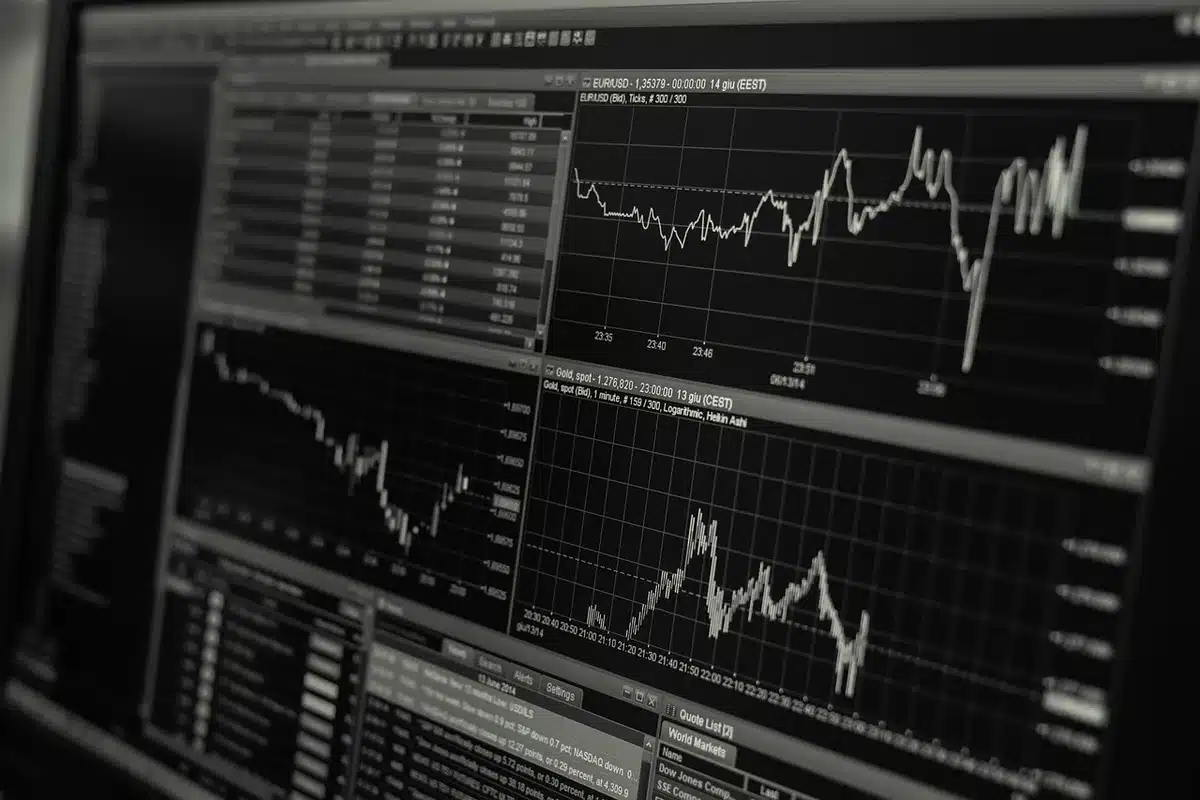 Graphique de taux d'intérêt à la hausse sur un écran d'ordinateur