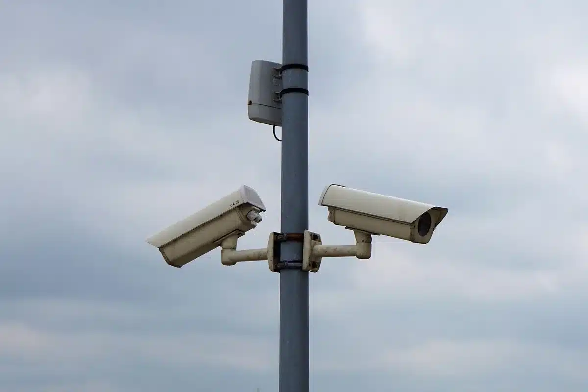 Installation d'une alarme et caméra de sécurité sur une maison