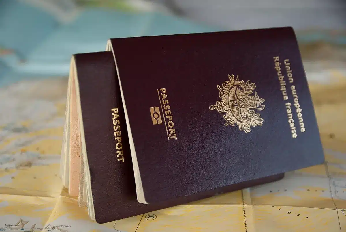 Certificat d'existence et passeport posés sur une table