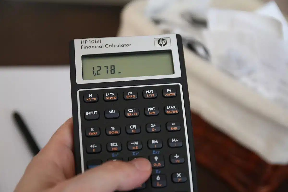 Feuilles de déclaration fiscale et calculatrice sur un bureau