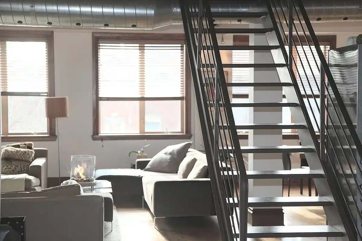 Toile tendue accrochée au-dessus d'un canapé dans un intérieur chaleureux