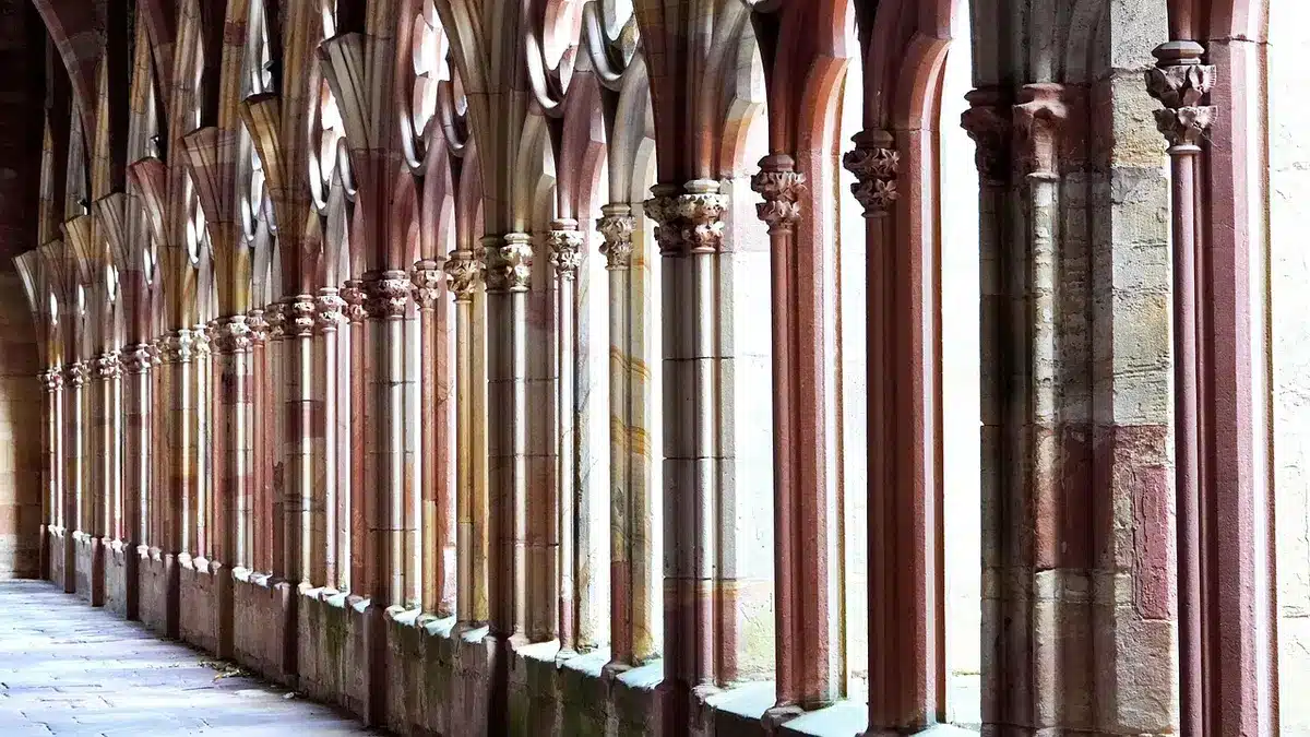 Cloître d'abbaye roman en plein jour avec colonnes sculptées