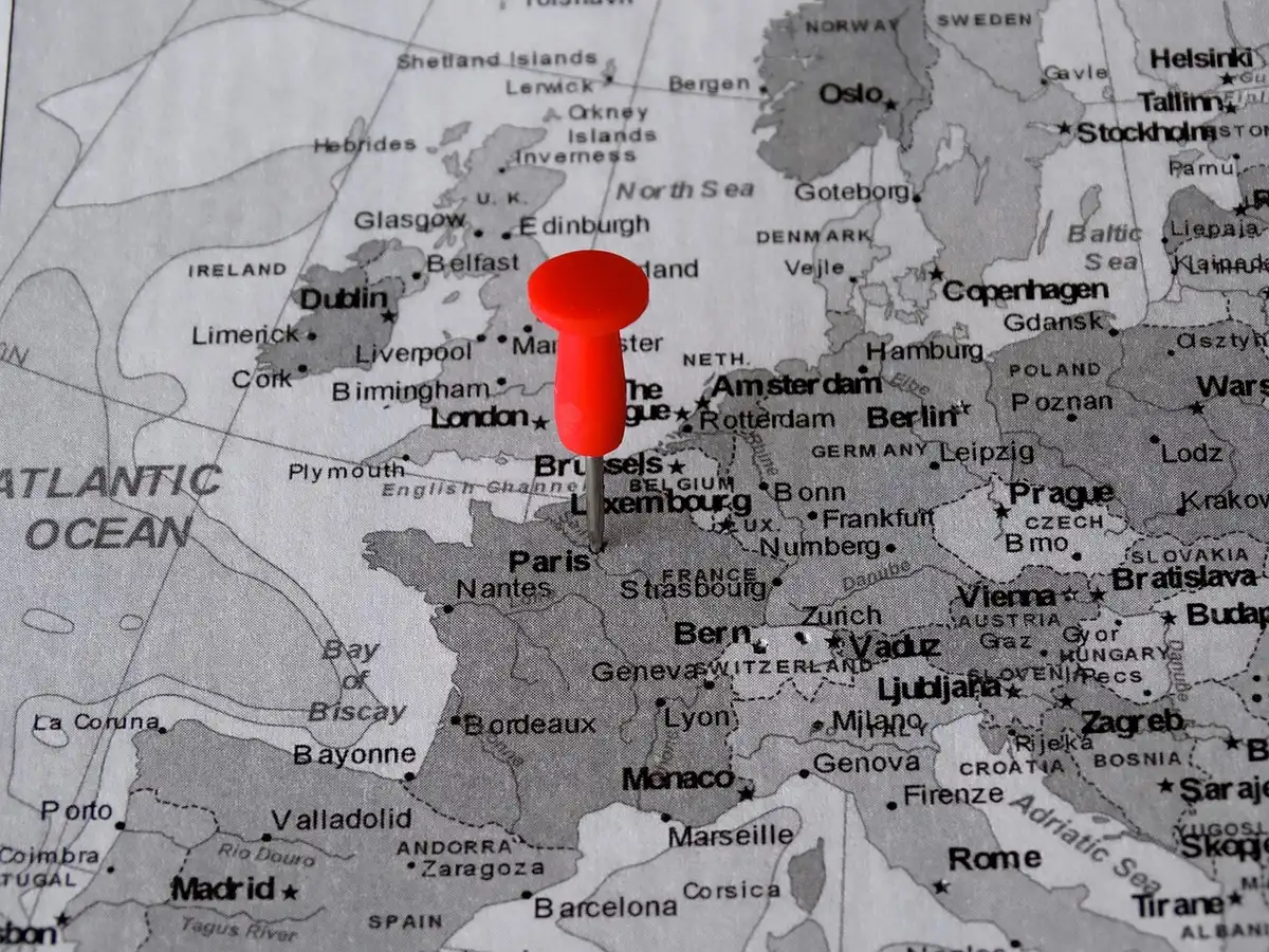 Carte montrant des points de dépôt répartis sur une carte de France