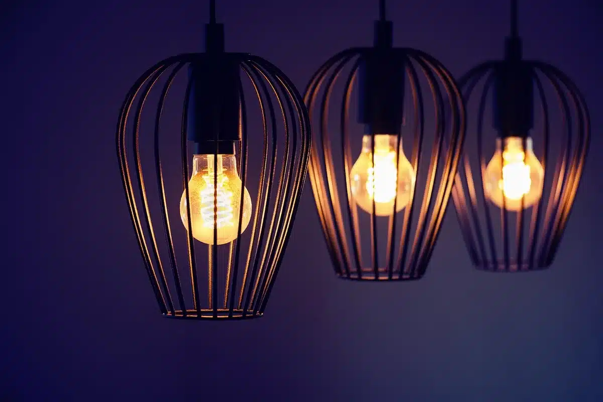 Plan de travail de cuisine éclairé par ruban LED sous meubles hauts