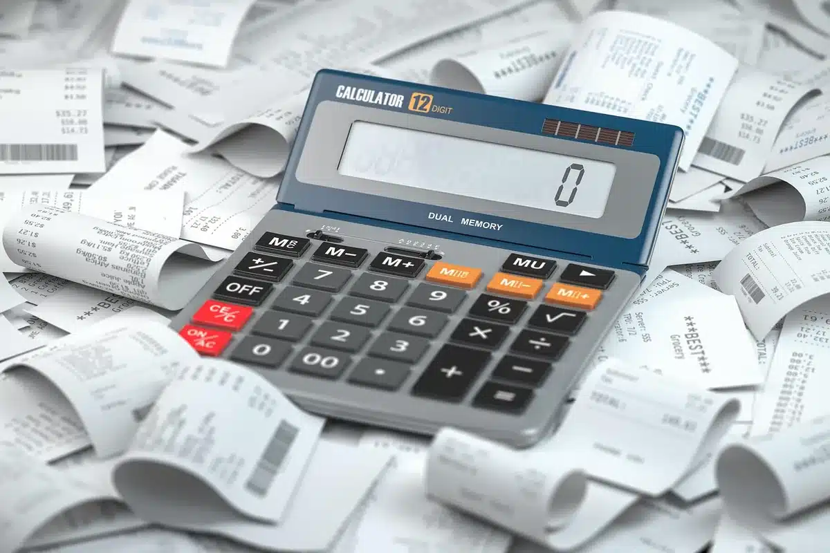 Calculatrice et tableau avec chiffres représentant plafonds de chiffre d'affaires 2026