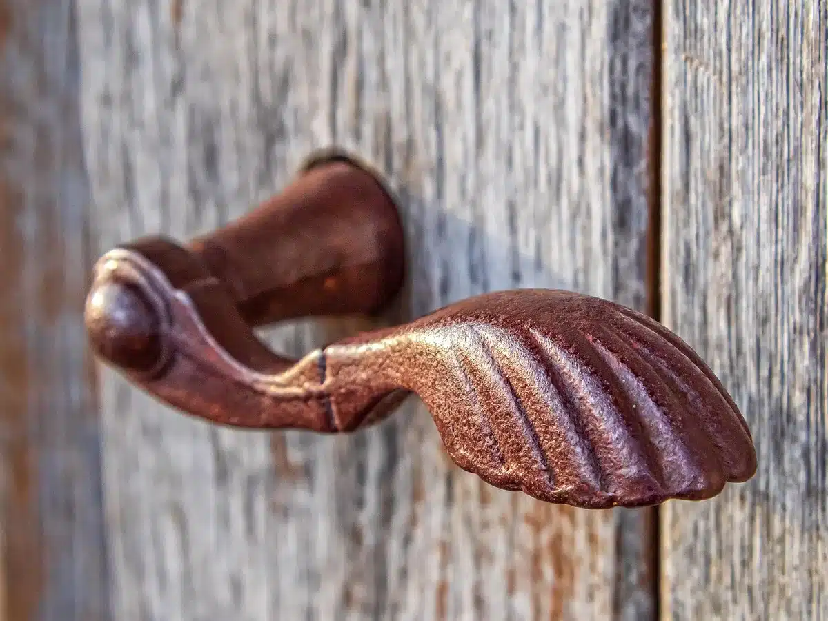 Bas de porte avec un léger jour laissant passer de l'air