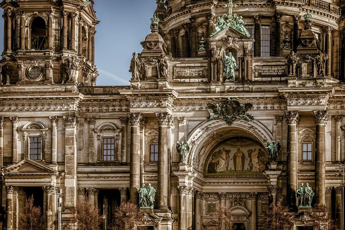 Groupe sculpté baroque aux torsions et drapés dynamiques