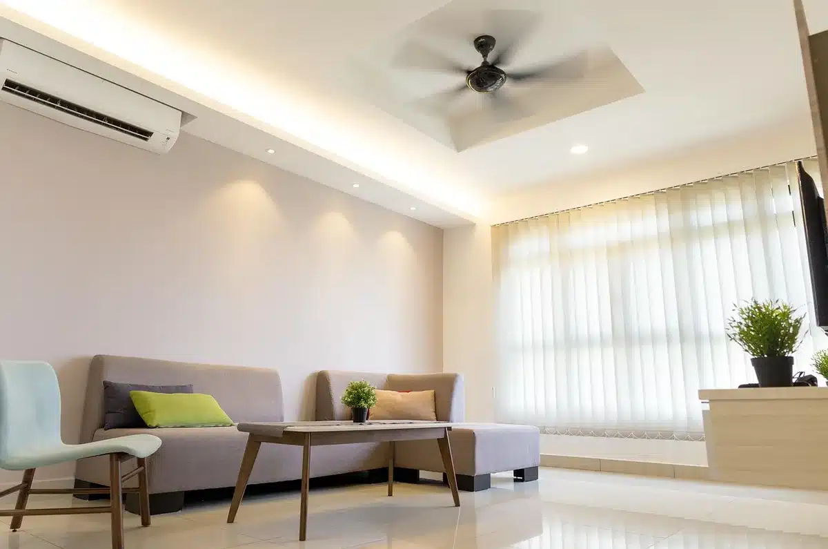 Caméra intérieure discrète installée en hauteur dans un salon