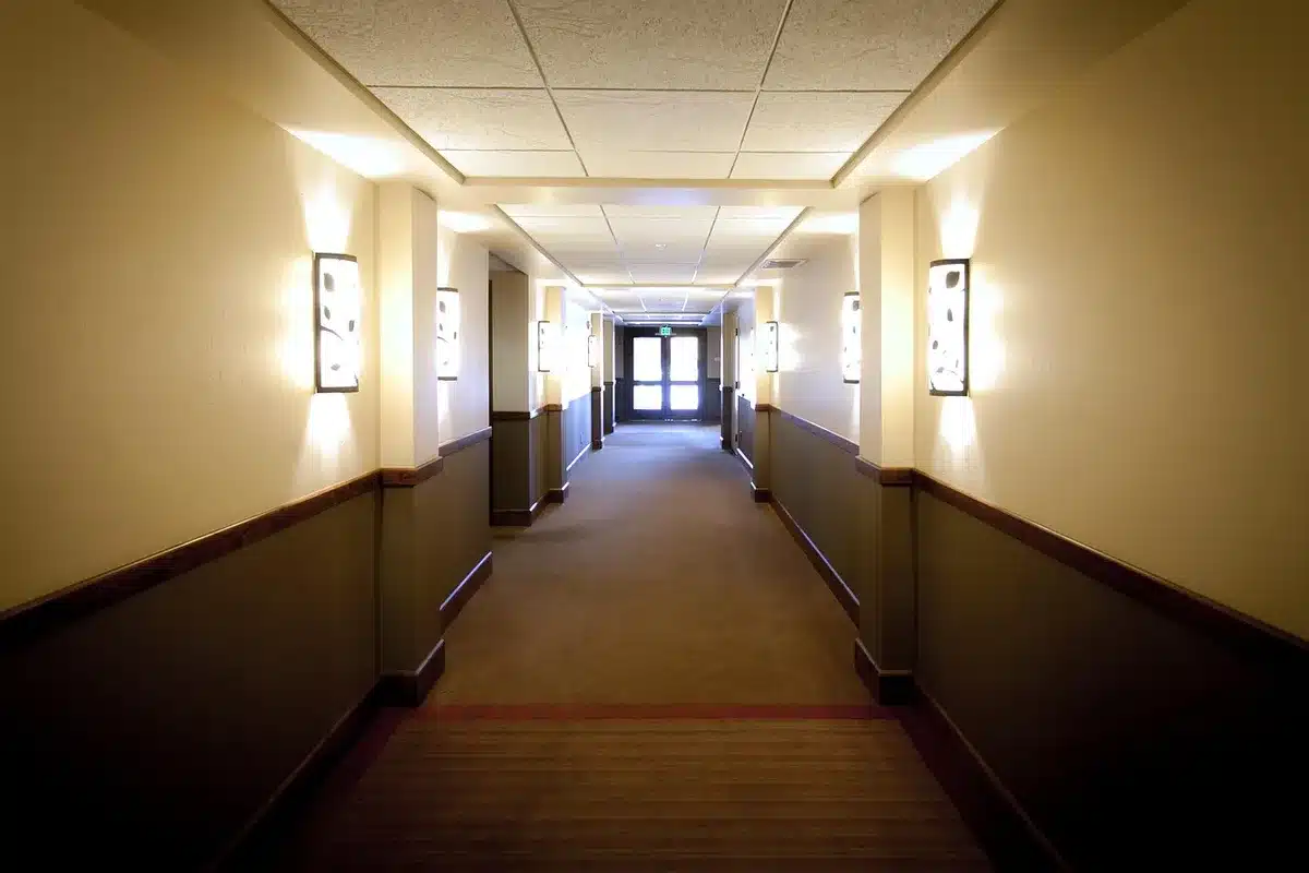 Détecteur de fumée fixé au plafond d'un dégagement lumineux