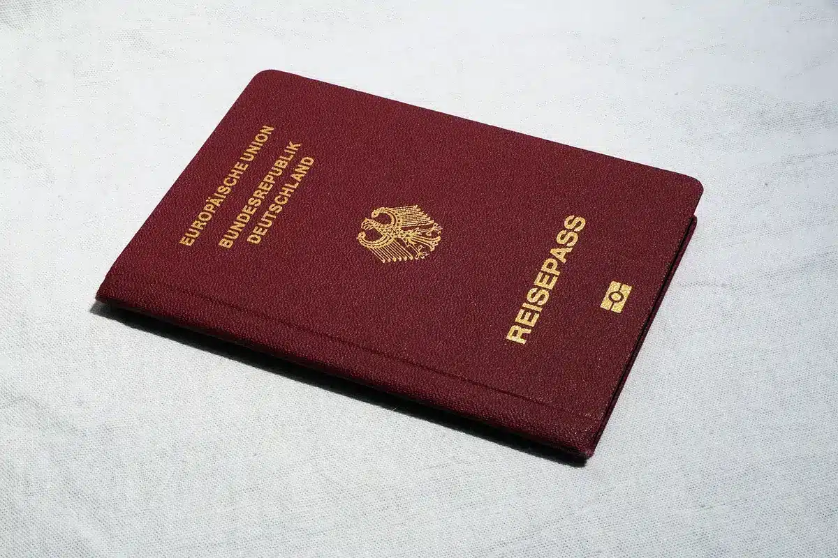 Un avocat examinant des dossiers avec un mineur dans un bureau clair