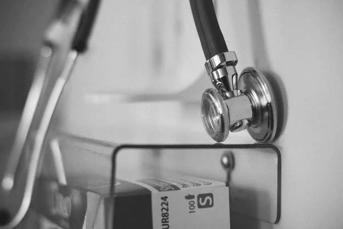 Salle d'examen médical et certificats sur une table