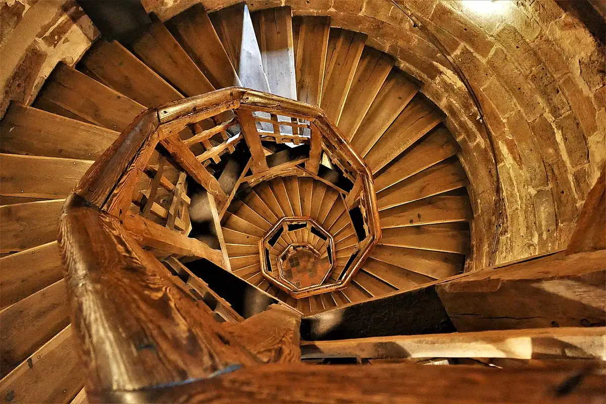 Escalier colimaçon compact occupant peu d'espace au sol