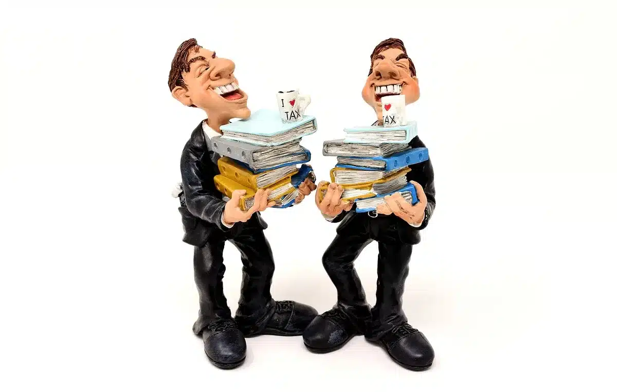 Formulaire fiscal papier et enveloppe prêts à être envoyés
