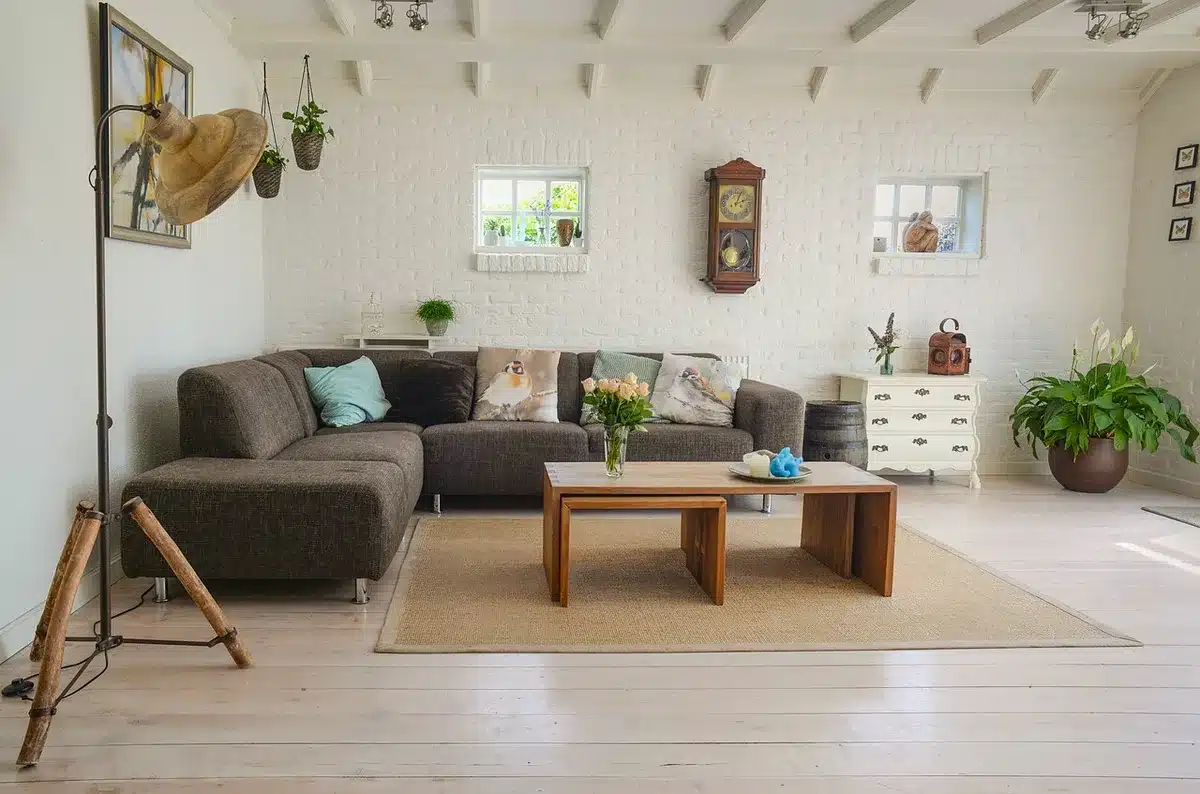 Salon-studio meublé neutre avec kitchenette, lumière naturelle