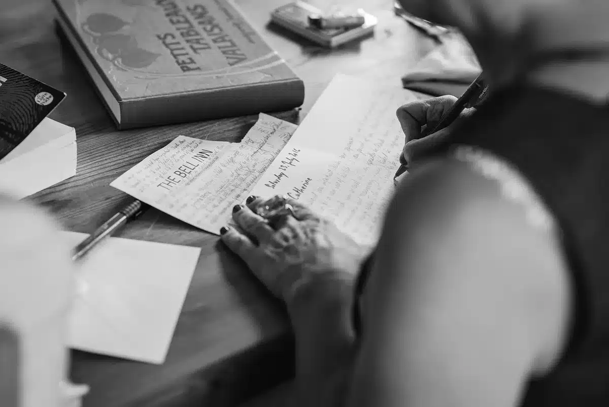 Documents de prêt et calculatrice sur un bureau en plein jour