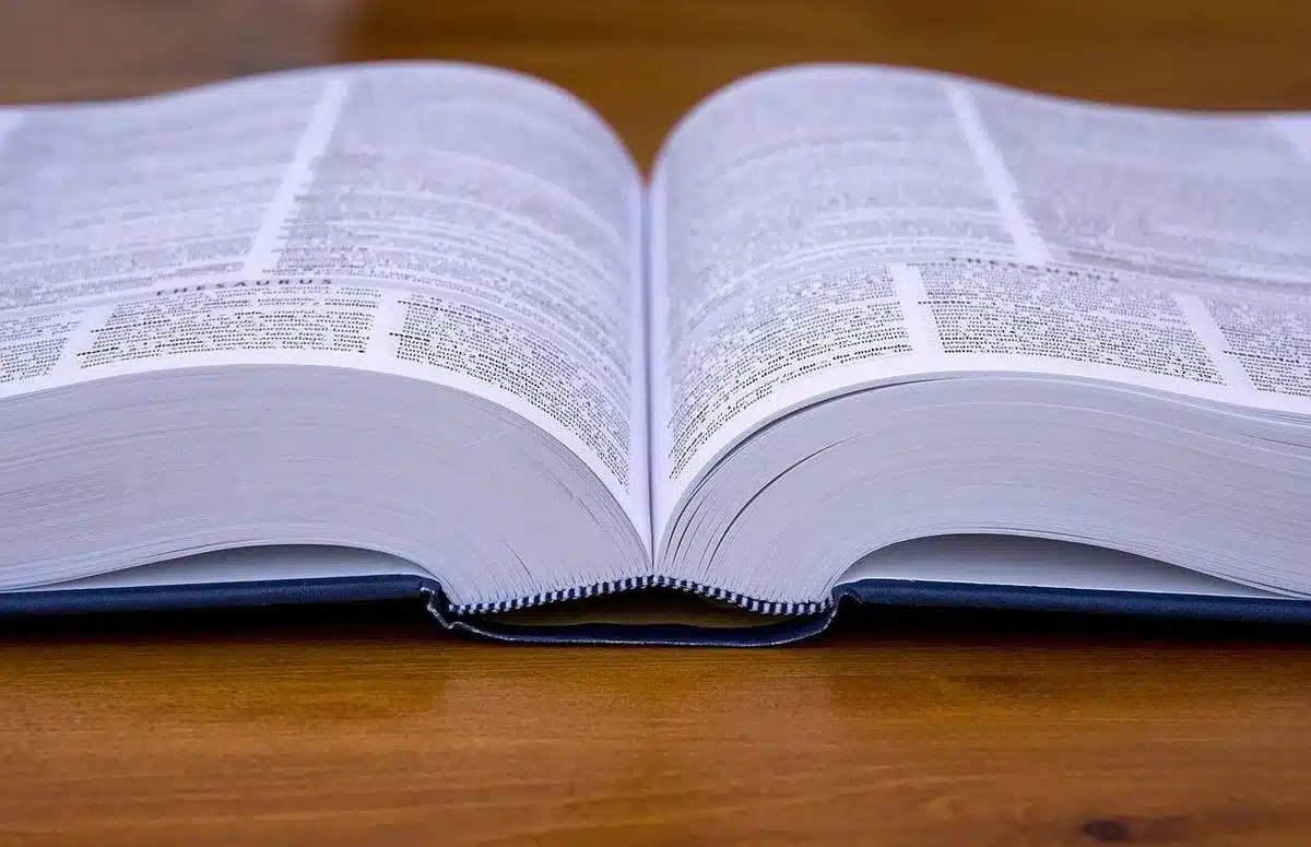 Notice d'information funéraire imprimée posée sur une table