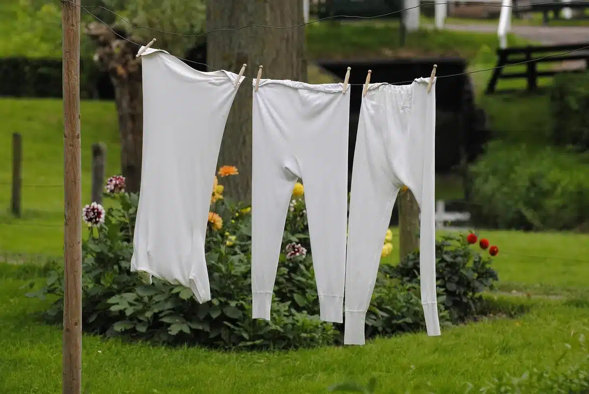 Sécheur d'air et tissu humide séchant uniformément sur un canapé