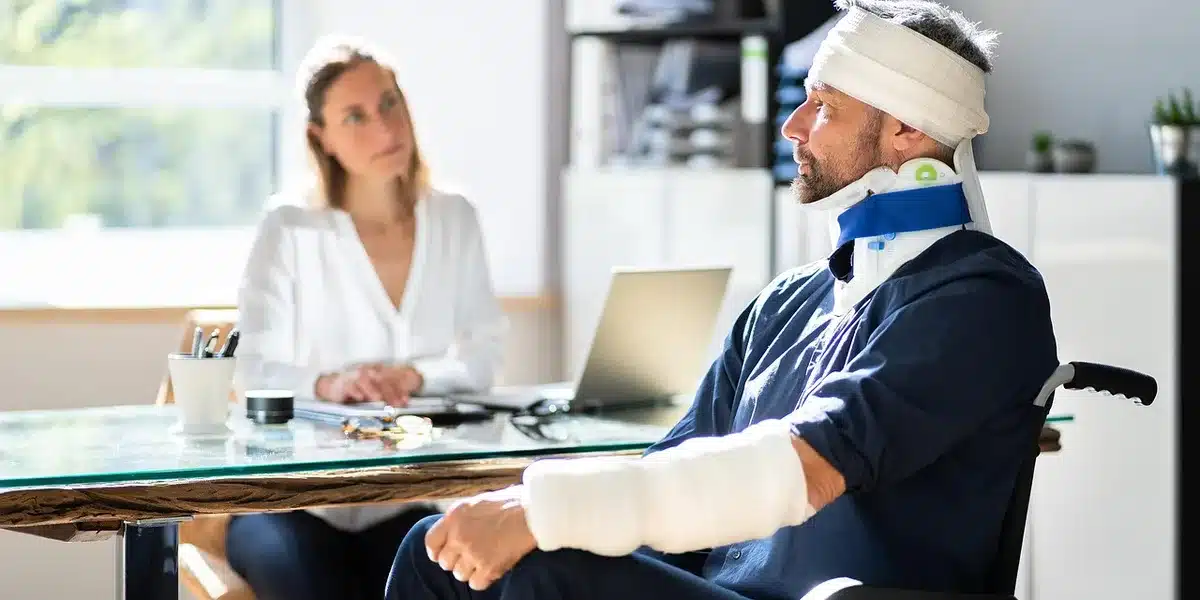 Personne tenant une attestation d'assurance maladie et une enveloppe