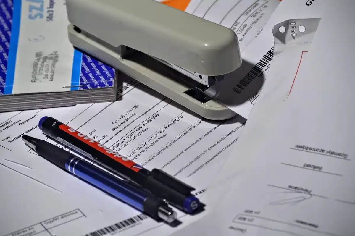 Dossier d'indemnisation avec factures et devis sur un bureau