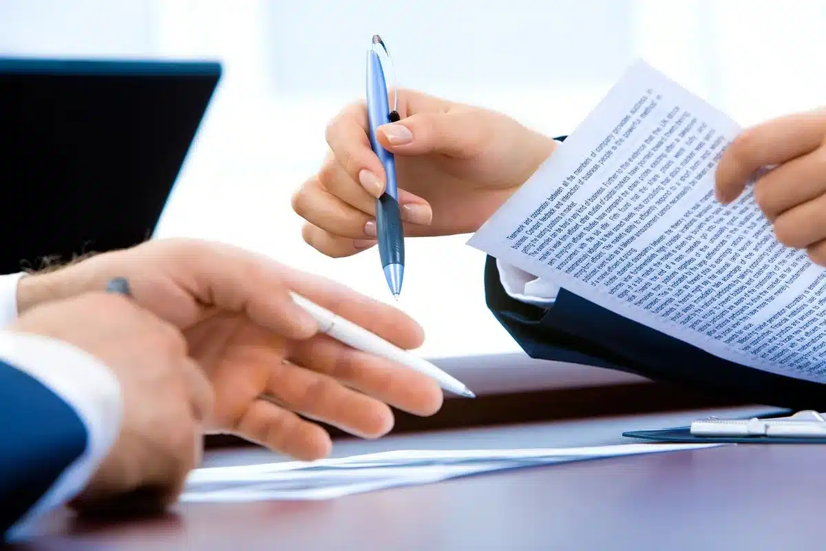 Avenant de contrat posé sur un bureau avec un stylo prêt à signer
