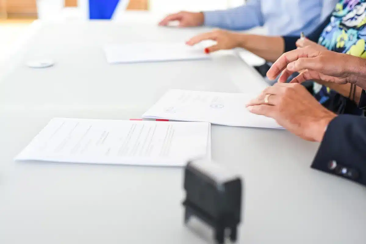 Intérieur d'un appartement meublé en plein jour, contrat et clés posés sur une table