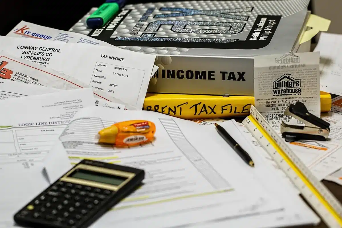 Calculatrice, clés et documents de prêt immobilier sur une table, ambiance préoccupée