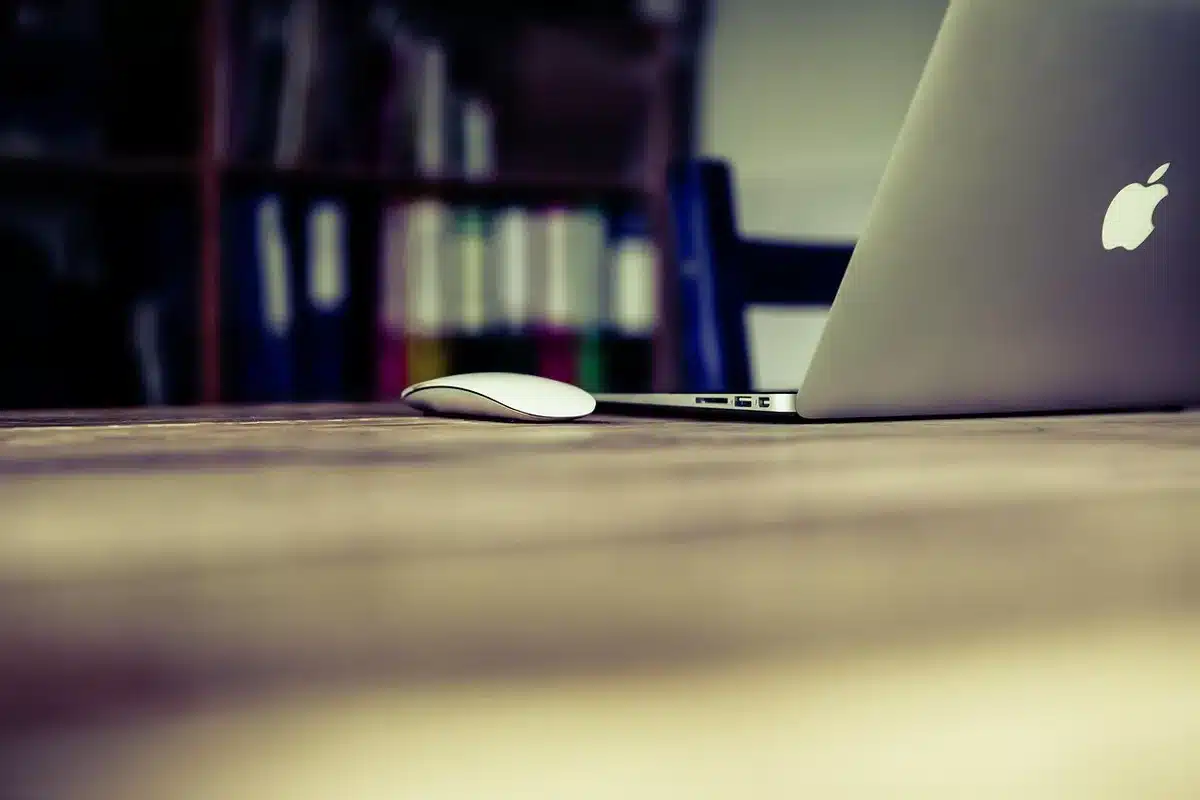 Personne travaillant à un ordinateur avec dispositif d'adaptation