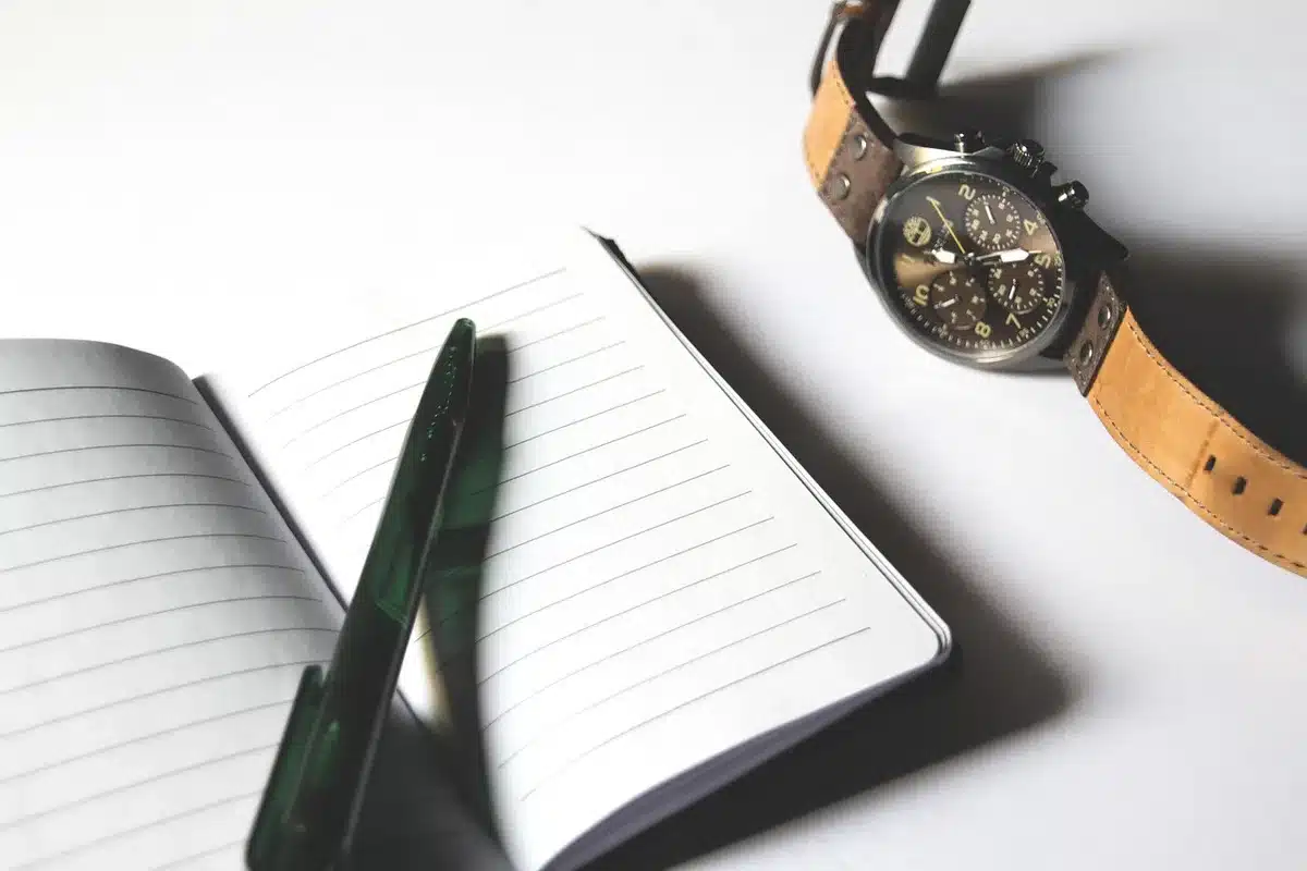 Table avec checklist, boîtes marquées et appareil photo pour inventaire