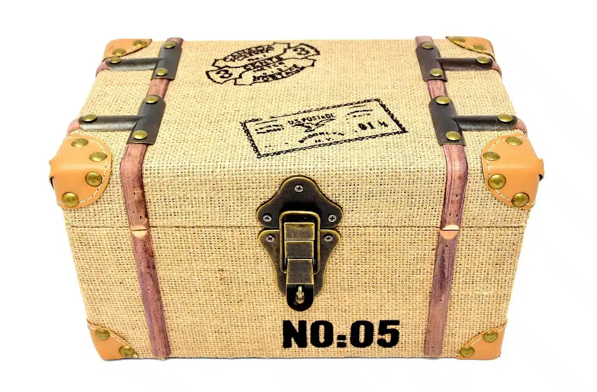 Box de stockage ouvert avec meubles protégés et cartons empilés