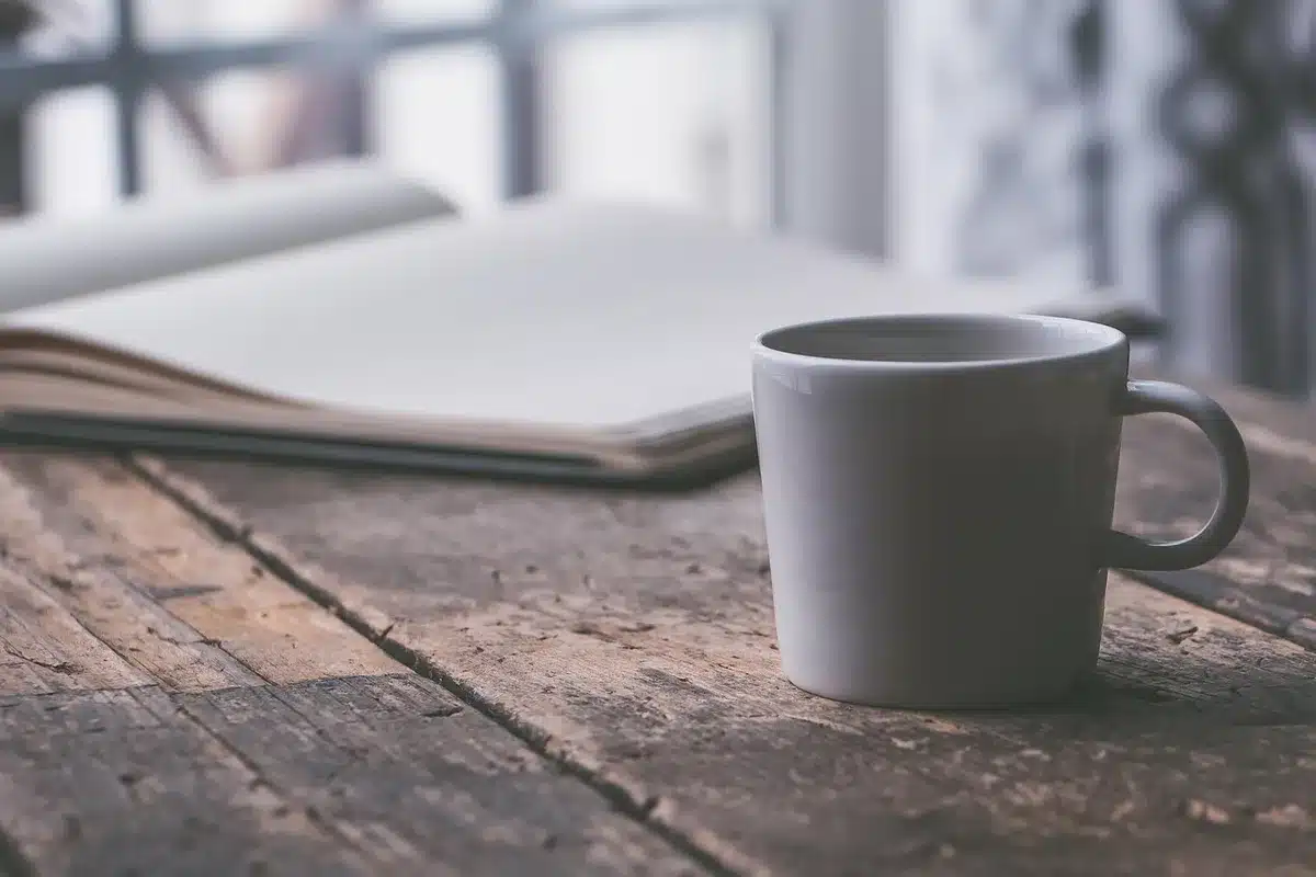 Clés et documents immobiliers anonymes sur une table, ambiance de séparation
