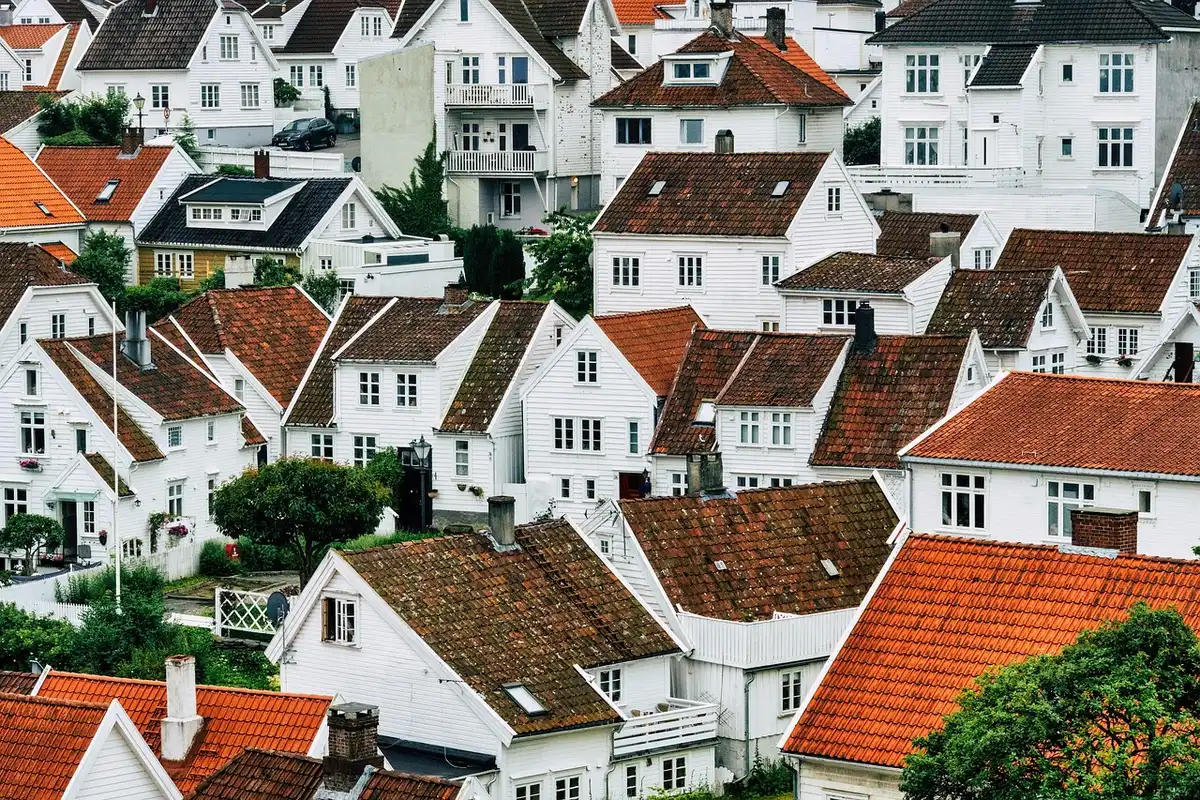 Expert immobilier évaluant un logement avec un notaire