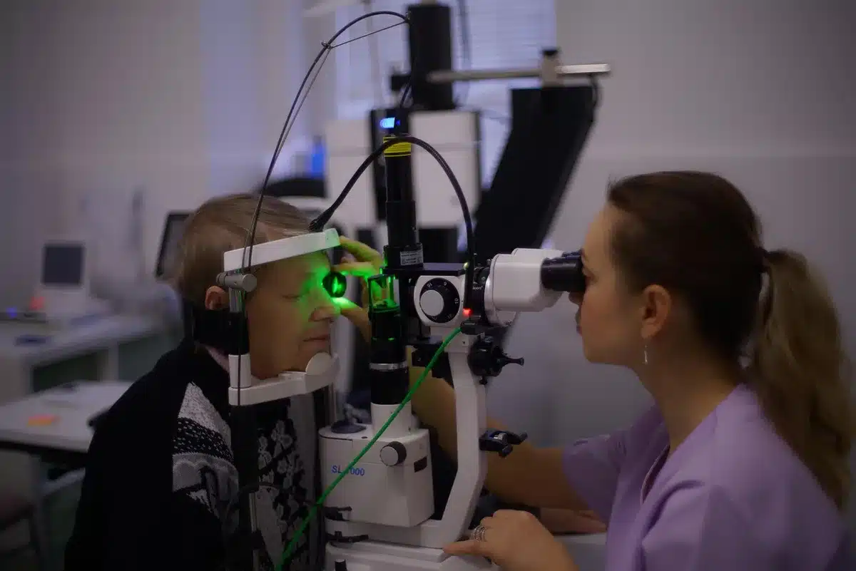 Formulaires d'assurance et stéthoscope sur une table