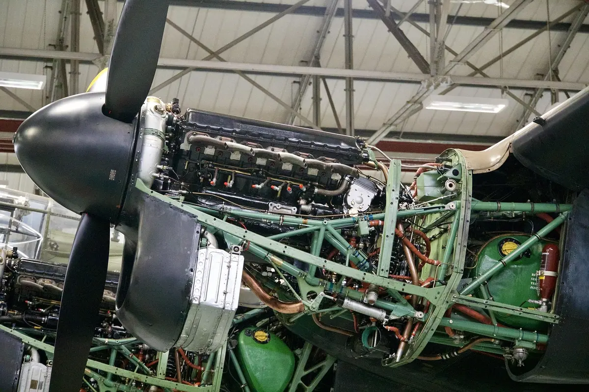 Techniciens effectuant préparation de surface sur un panneau d'avion
