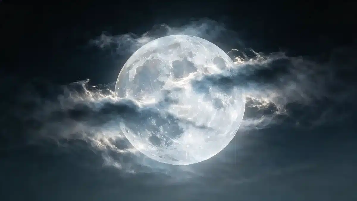 Lune partiellement éclipsée très basse sur l'horizon ouest